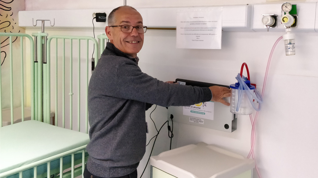 thierry équipe une nouvelle chambre au service ambulatoire pédiatrique du CHU de Bordeaux